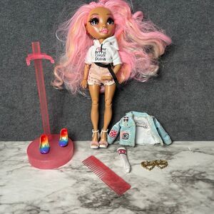 Rainbow High Doll Kia Hart 11” Fashion Doll pink